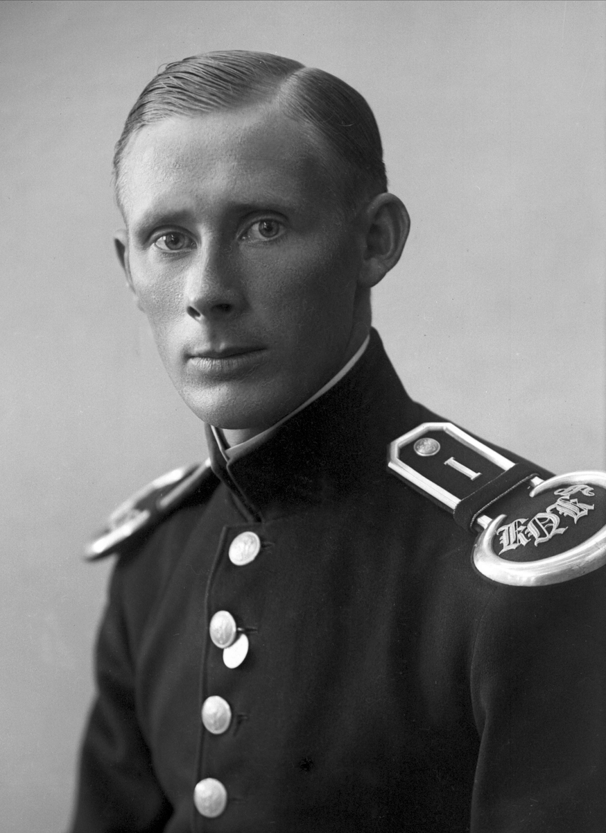 Gustav Borgen, Portrett, mann i kadettuniform.