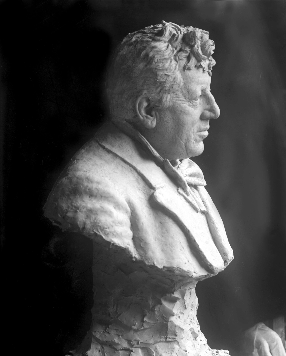 Gustav Borgen, Byste av komponist Ole Olsen.