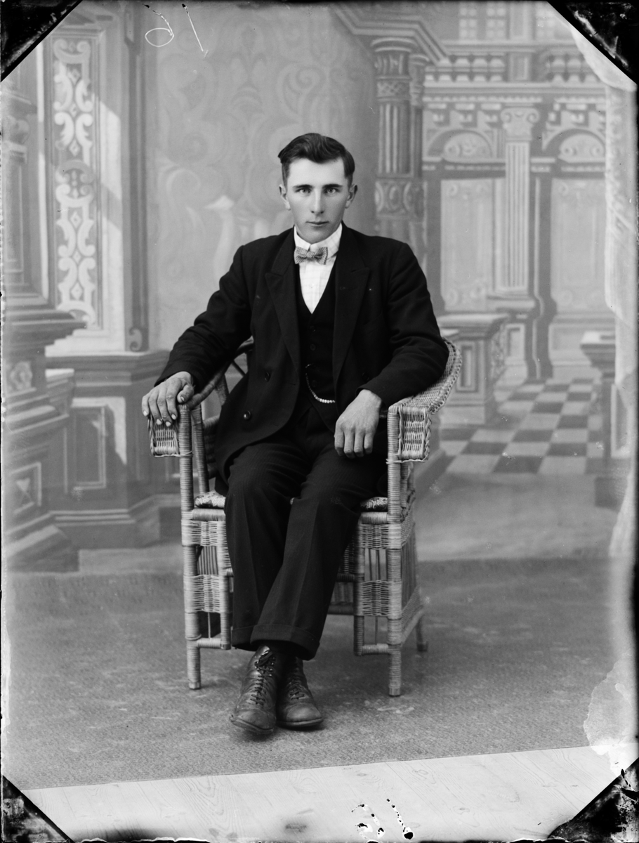 Skötsner-Edhlund, Ateljéporträtt - Karl Karlsson från Harg socken,, Uppland