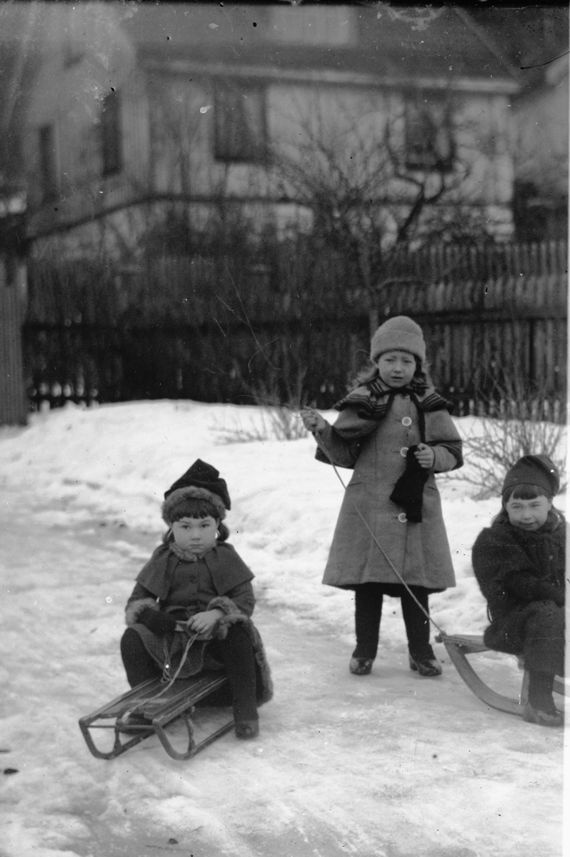 Hans Emil Erichsen, 3 ukjent småjenter i lek med kjelker.