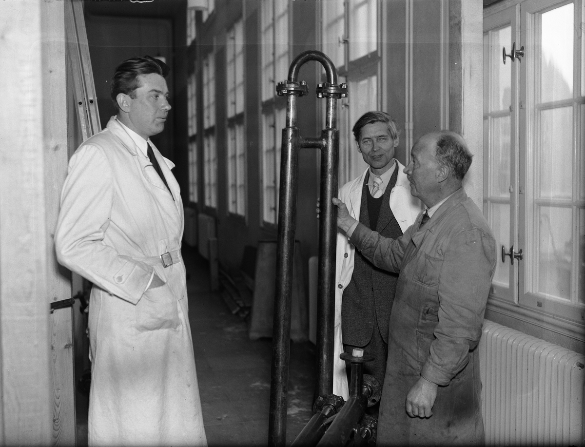 Paul Sandberg, Docent Sven Brohult, professor The Svedberg och verkstadschef Ivar Eriksson i laboratoriet, Fysikalisk-kemiska institutionen vid Uppsala universitet