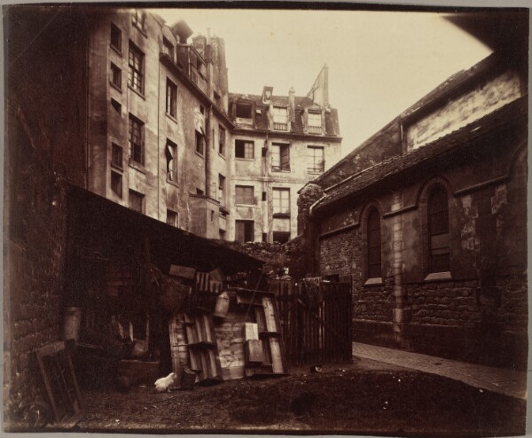 Eugène Atget, Un coin de la Cour, Saint-Julien-le-Pauvre, Paris