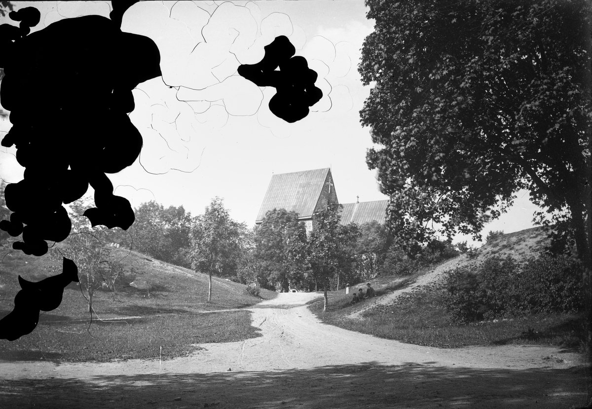 Henri Osti's Fotografiateliér, Delar av fornlämningsområdet i Gamla Uppsala. I fonden Gamla Uppsala kyrka, 1890