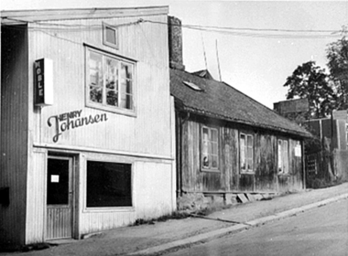 Anno Domkirkeodden, OPP LIERBAKKEN, EKSTERIØR HENRY JOHANSENS MØBELFORRETNING, TORGGATA 71