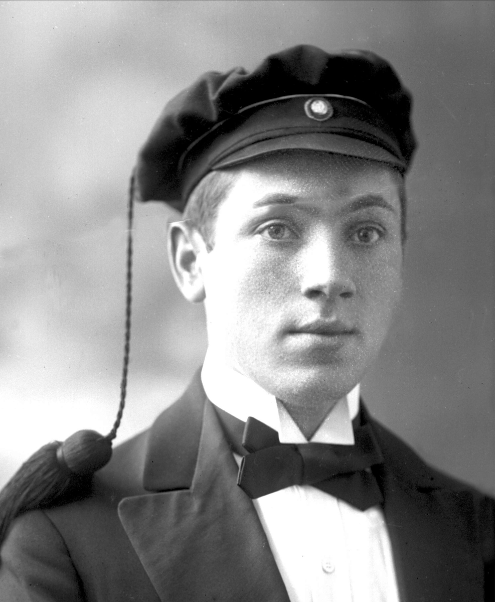 Gustav Borgen, Portrett, mann med studentlue. Student Lars Wathne.