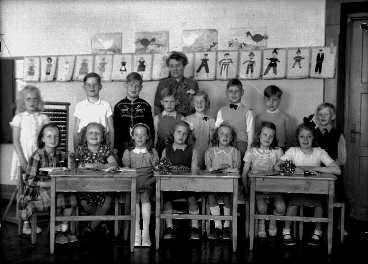 Samuel Lindskog, Olaus Petriskolan, klassrumsinteriör, 15 skolbarn med lärarinna fru Maria Mollbeck. Klass 2c, sal 18.