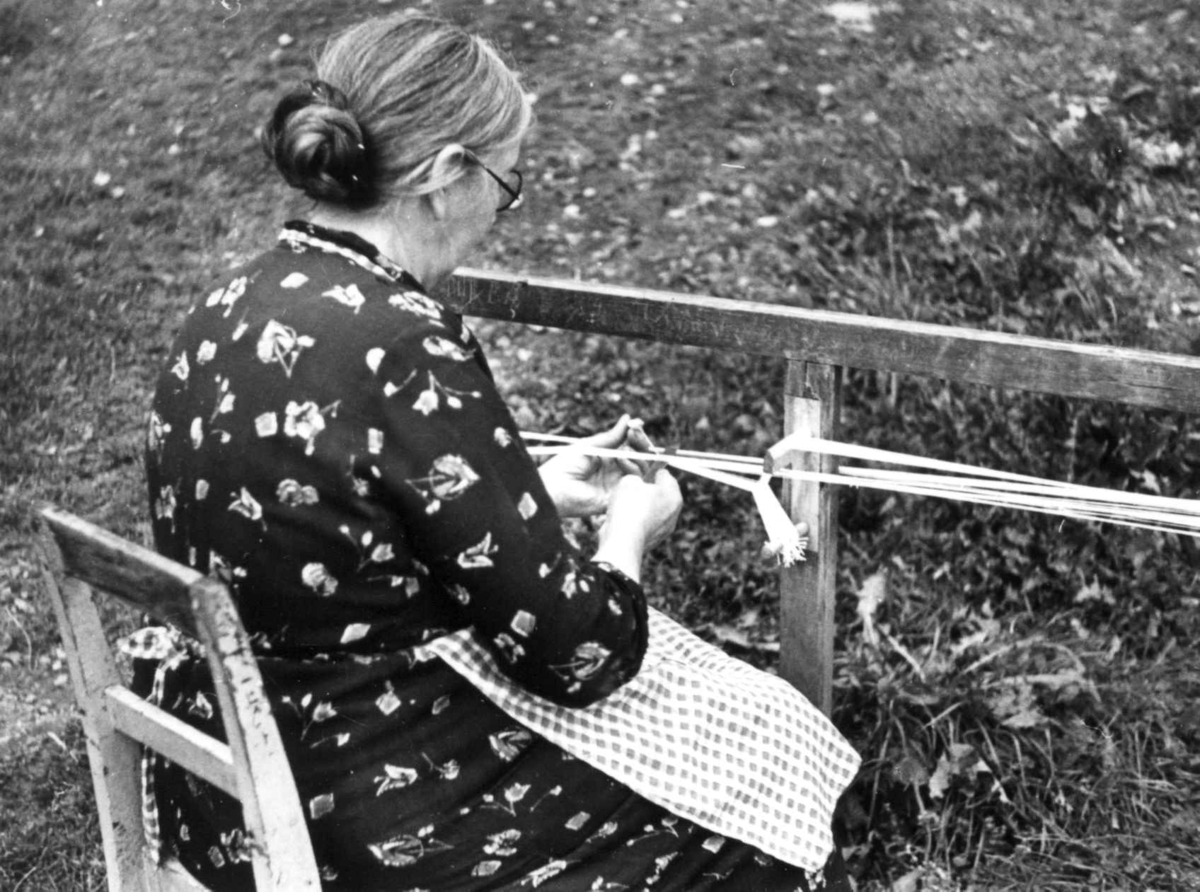 Anna Grostøl, Odnes Land, Oppland 1938. Petra Hagen sitte ved båndvev.