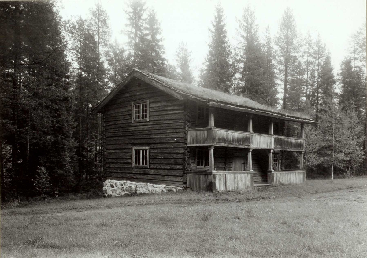 Gisle Midttun, Vesterhaug, Elverum, Sør-Østerdal, Hedmark. Tømmerhus i to etasjer med svalgang og torv på taket. Nå på Glomdalsmuseet.