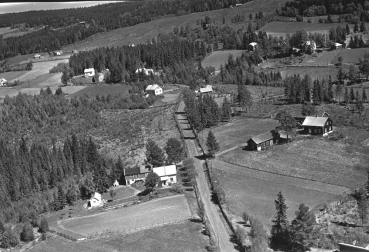 Widerøes Flyveselskap A/S, Flyfoto av bebyggelse langs vegen mot Brattberg, Nybygda, Ringsaker.