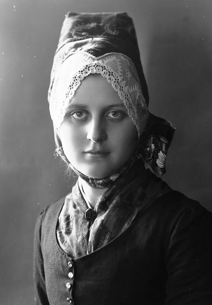 Solveig Lund, Studioportrett av kvinne i drakt og hodeplagg.