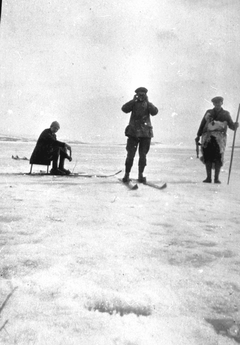 Anno Domkirkeodden, Isfiske på Mjøsisen, pilking, pilke, fiskeutstyr, mann på ski, Brumunddal.