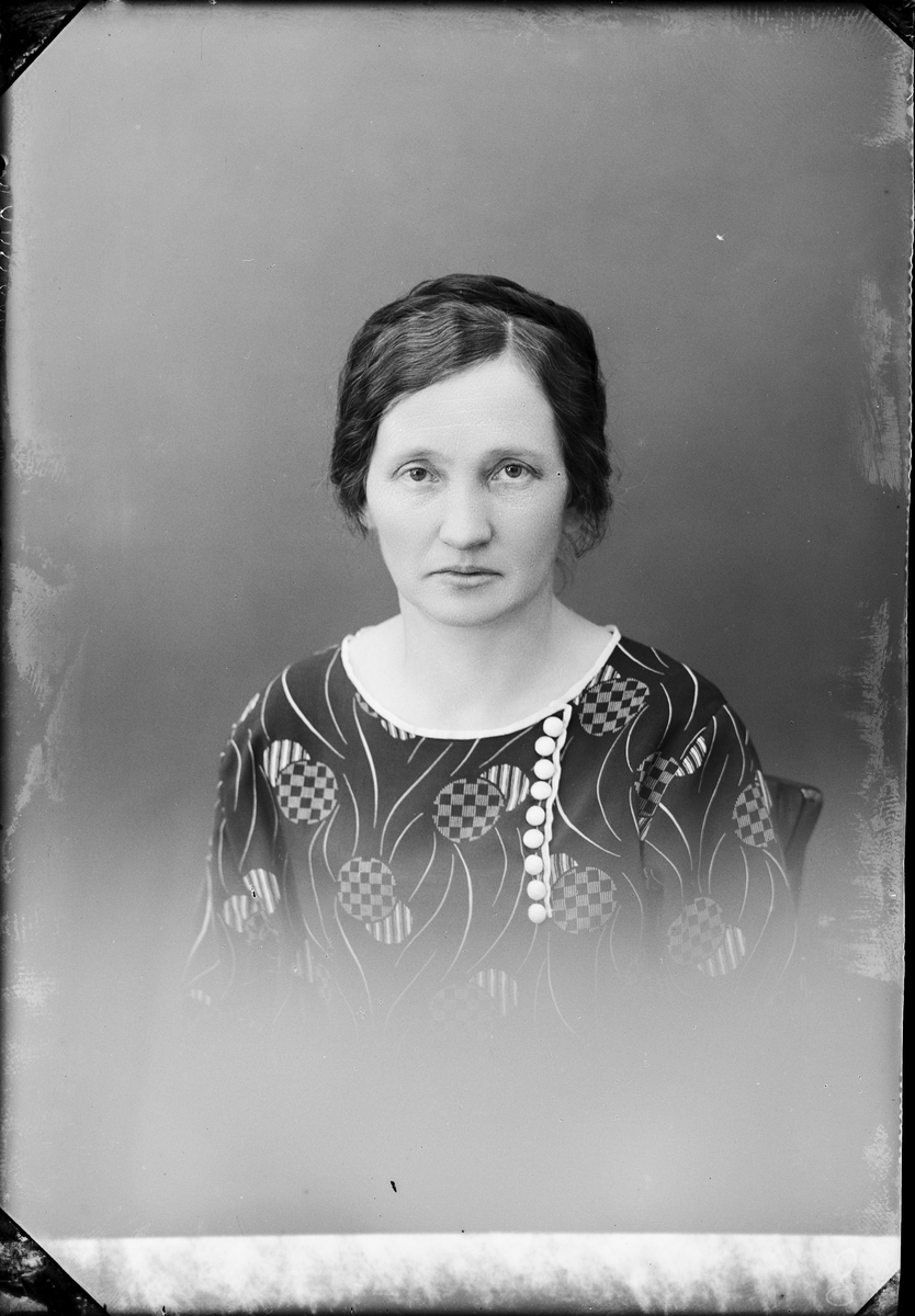 Skötsner-Edhlund, Ateljé portrait - Anna Hansson from the parish of Valö, Uppland 1926