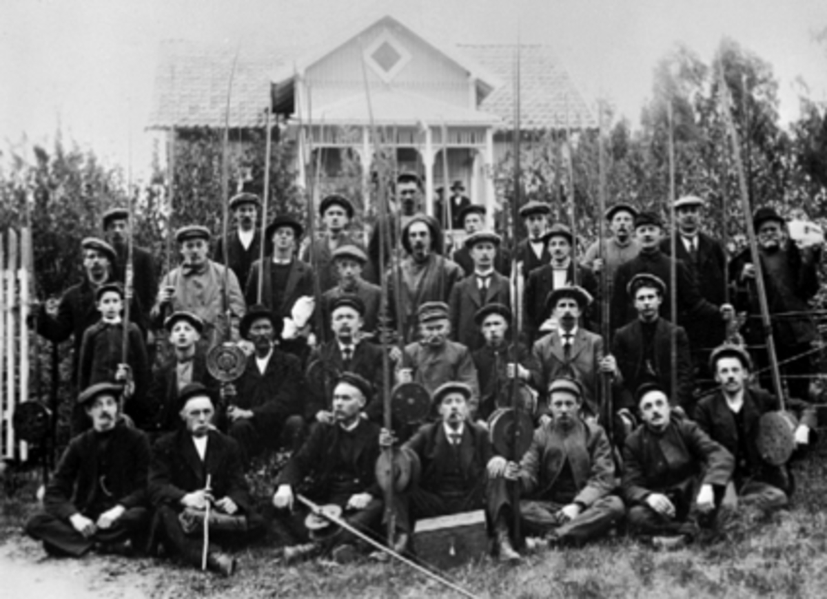 Anno Domkirkeodden, Stor gruppe, Hamar fiskeforening, Ludvig Monsen formann, dreggesprøtt. Fiskehytta på Jessnes.