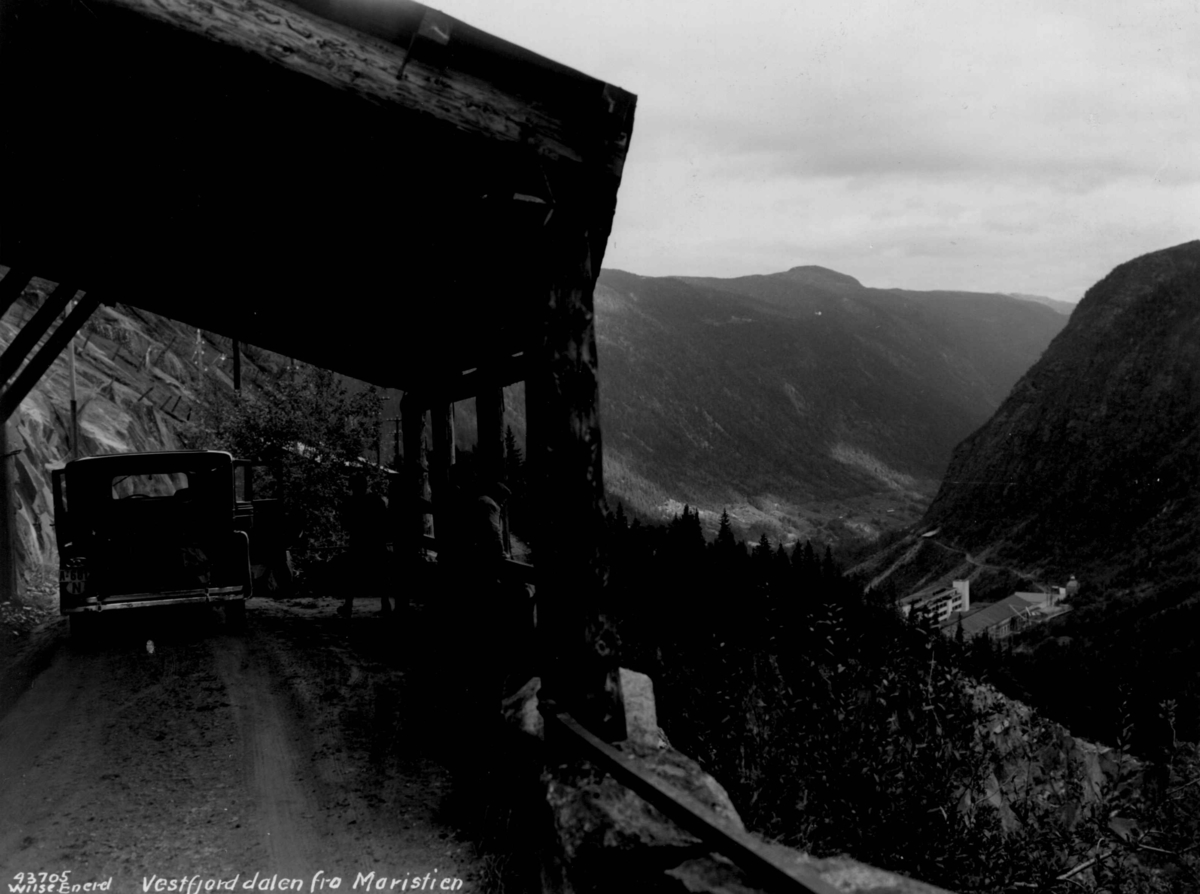Anders Beer Wilse, Kraftstasjonen i Vemork ved Rjukan i Vestfjorddalen i Tinn. Bil på Maristien med overbygg for rassikring.