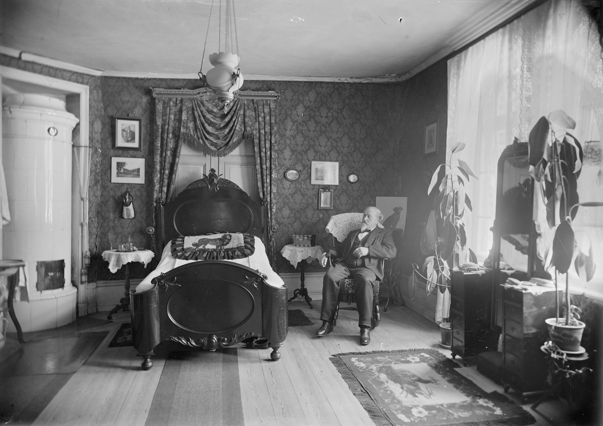 Henri Osti's Fotografiateliér, Fotografen Henri Osti i sitt sovrum, Bredgränd 11, Uppsala efter 1895