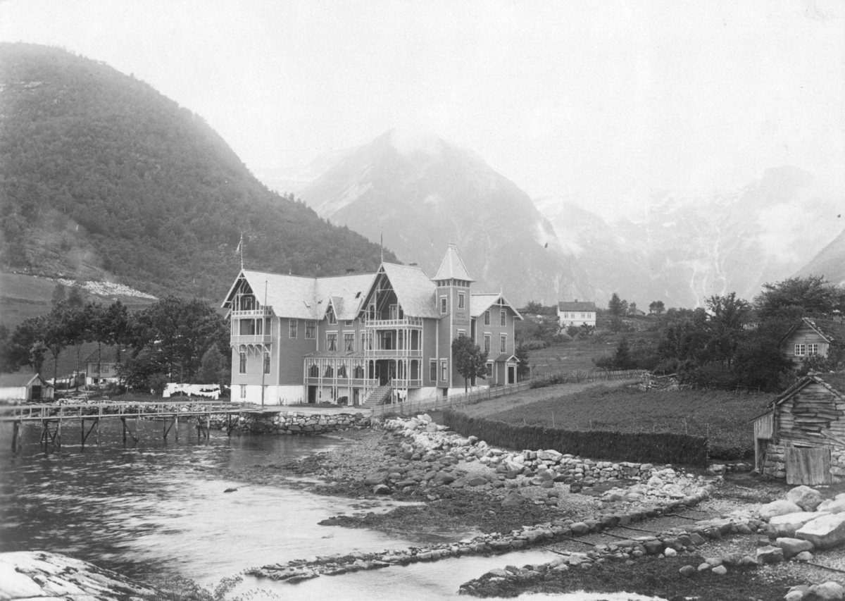 Axel Lindahl, Balestrand hotell. Balestrand, Sogn. Antakelig fotografert i 1890-årene.
