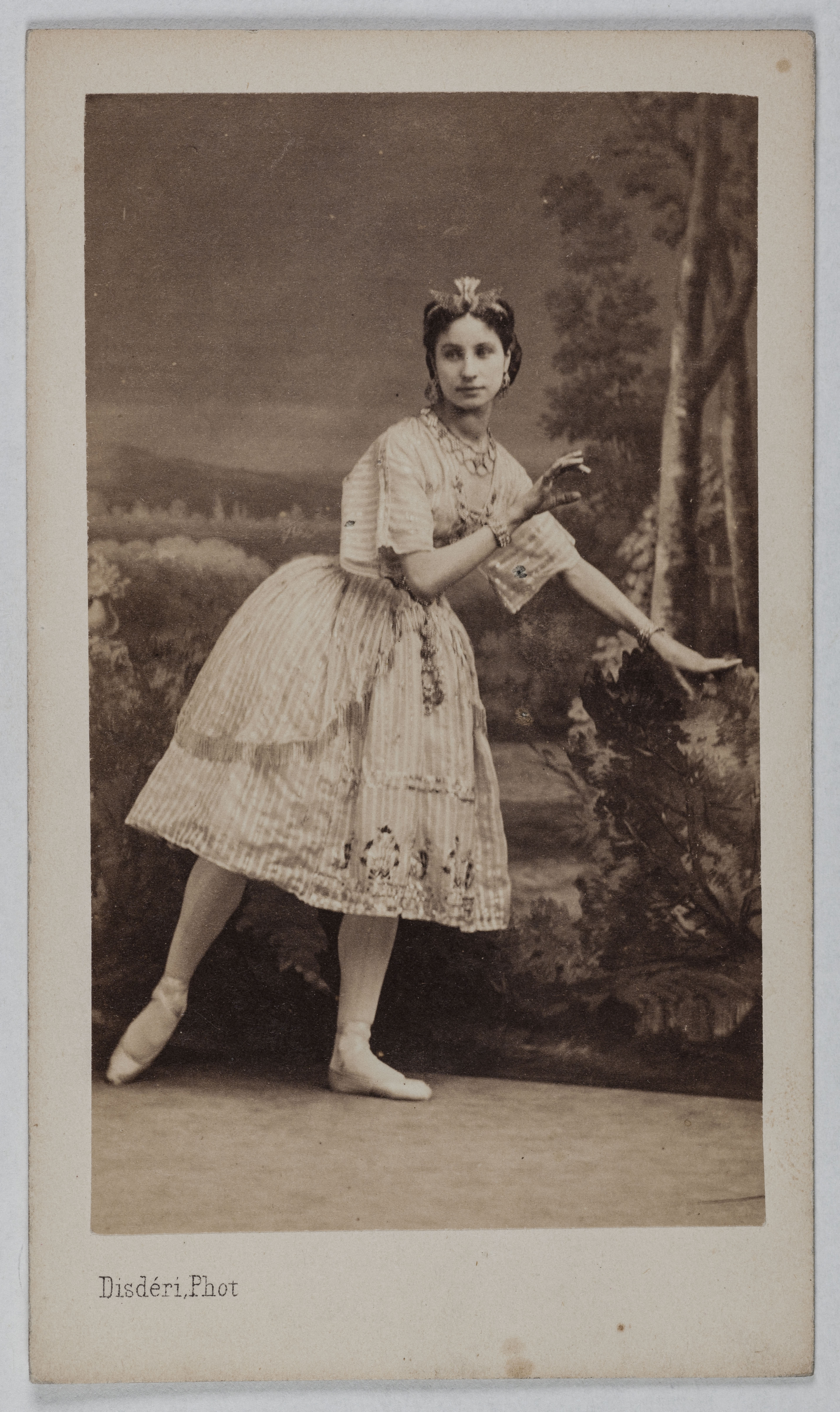 André-Adolphe-Eugène Disdéri, Portrait de Laura Fonta (danseuse à l'Opéra)