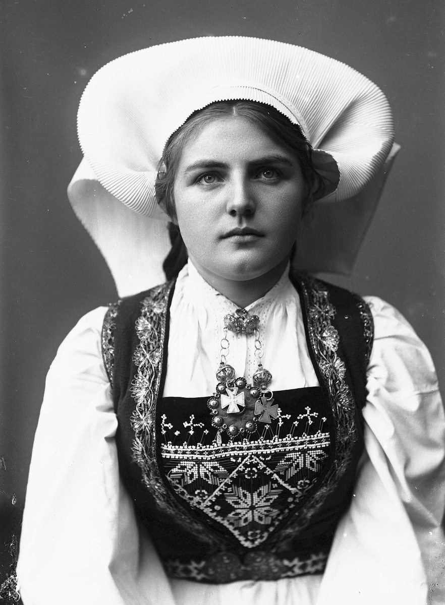 Solveig Lund, Studioportrett av kvinne i drakt og skaut.