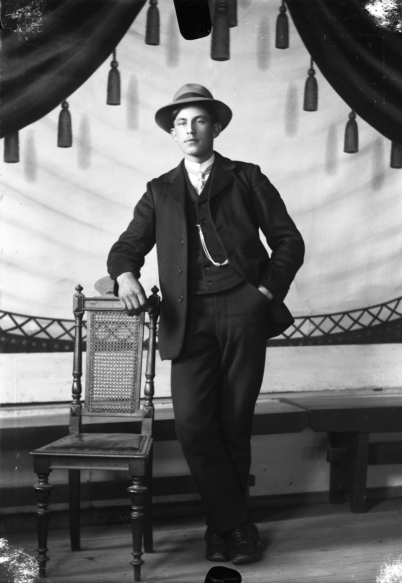 Oscar Holte, Portrett av mann