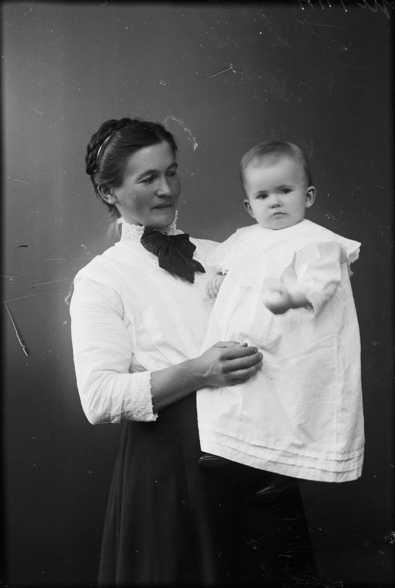 Skötsner-Edhlund, Ateljéporträtt - Erikssons från Östhammar, Uppland 1914