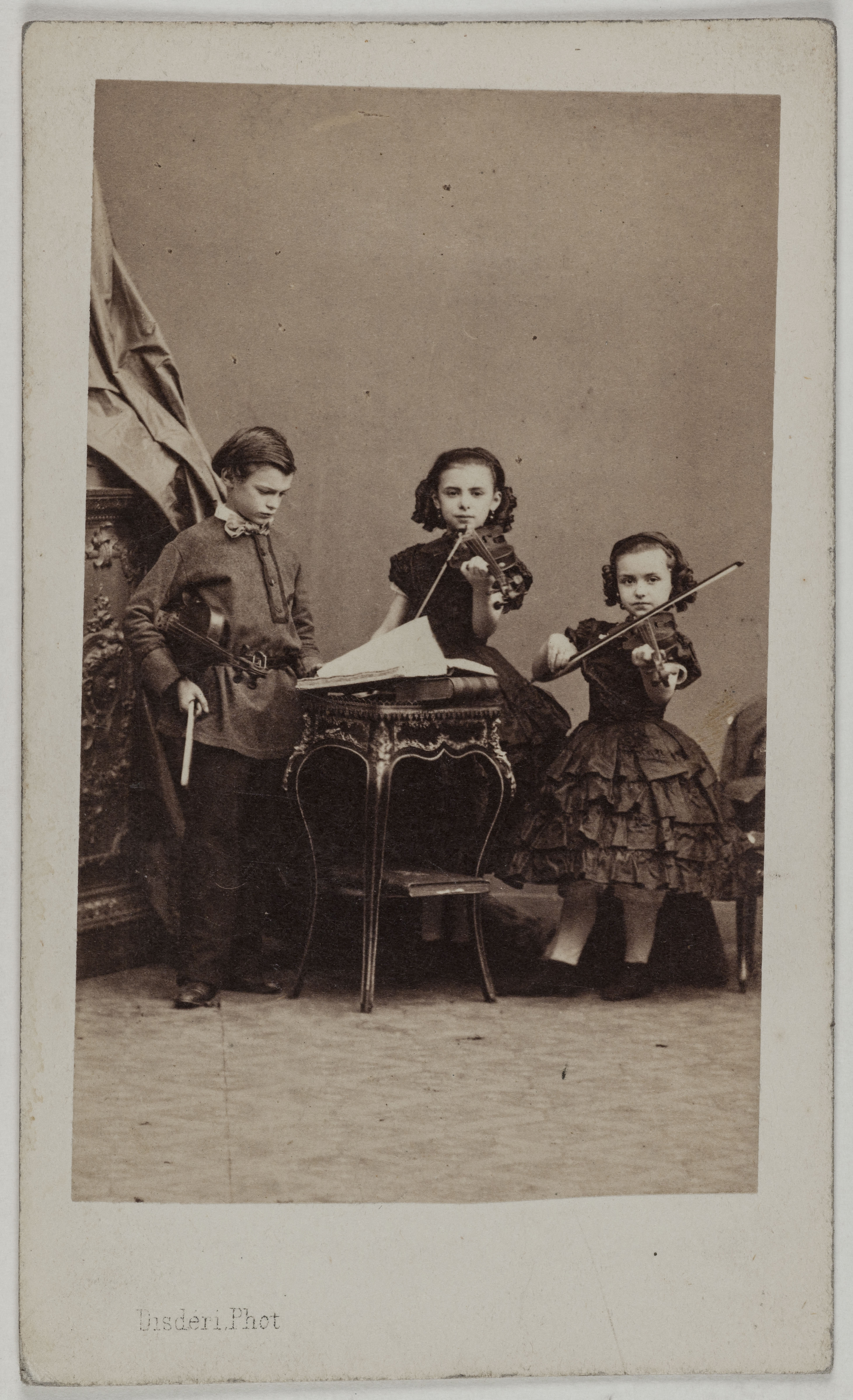 André-Adolphe-Eugène Disdéri, Portrait de Delepierre Jules, Juliette et Julie (violonnistes)