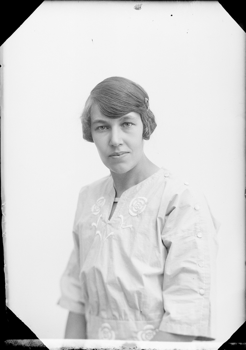 Skötsner-Edhlund, Ateljé Portrait - Lydia Karlsson from Örbyhus, Uppland 1922
