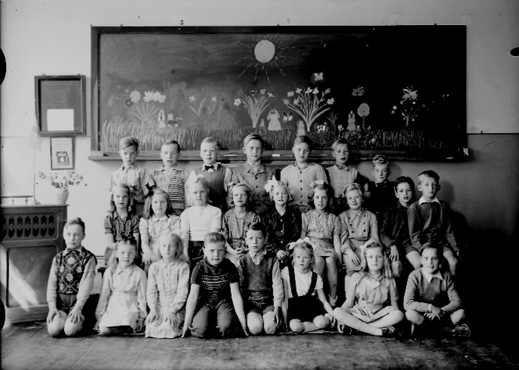 Sven Lindskog, Vasaskolan, klassrumsinteriör, 24 skolbarn. Klasslärarinna Gerda Nystedt. Klass 2m, sal 2.