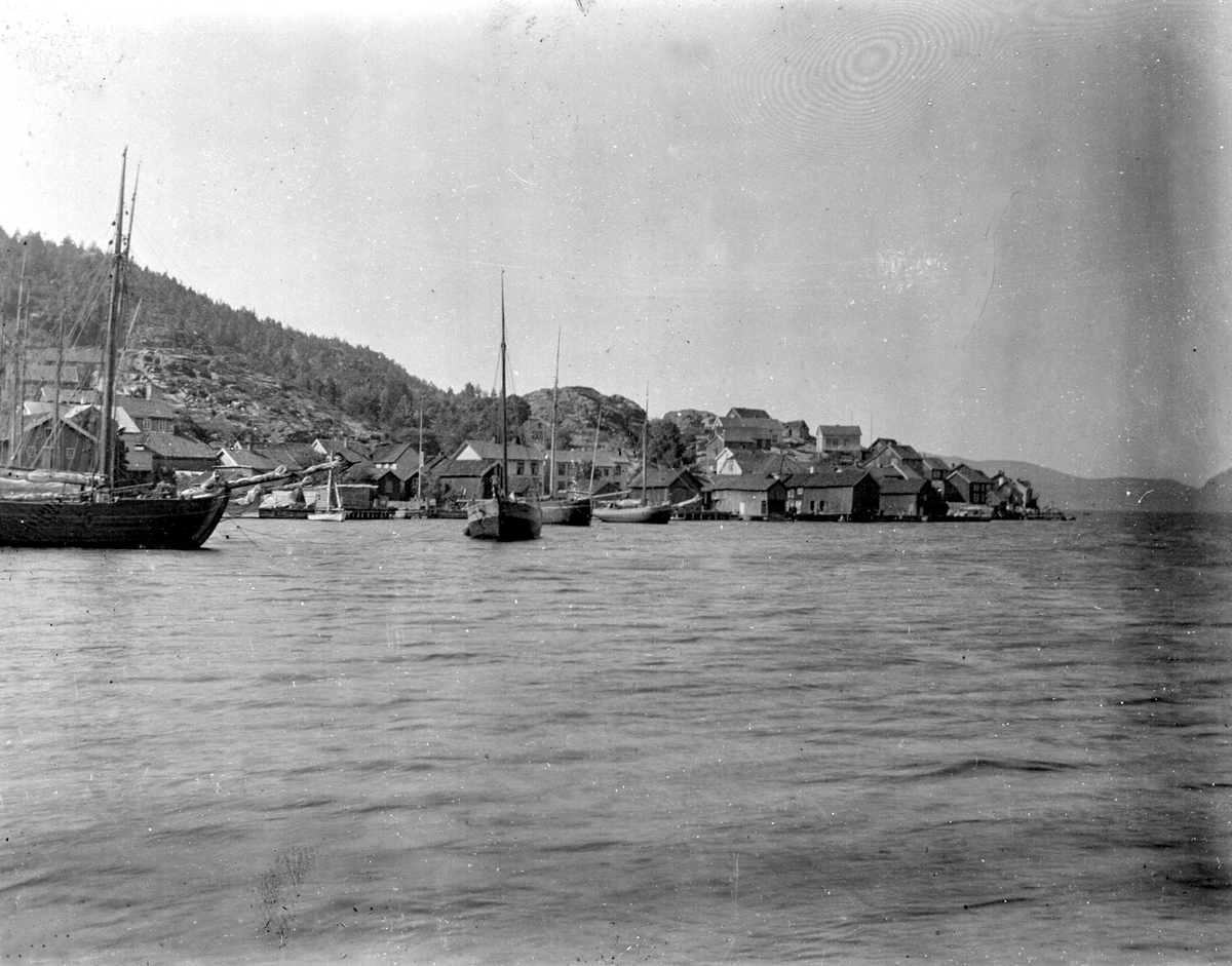 Juliane Fredrikke Langberg, Svelviksundet med flere seilbåter/skip for anker. I bakgrunnen bebyggelse, bolighus og sjøbuer. Fra malerinne Juliane Fredrikke Langbergs (1856-1930) samling, tatt ca.1895-1910 med motivkrets slekt og venner samt steder tilknyttet samvær med disse.