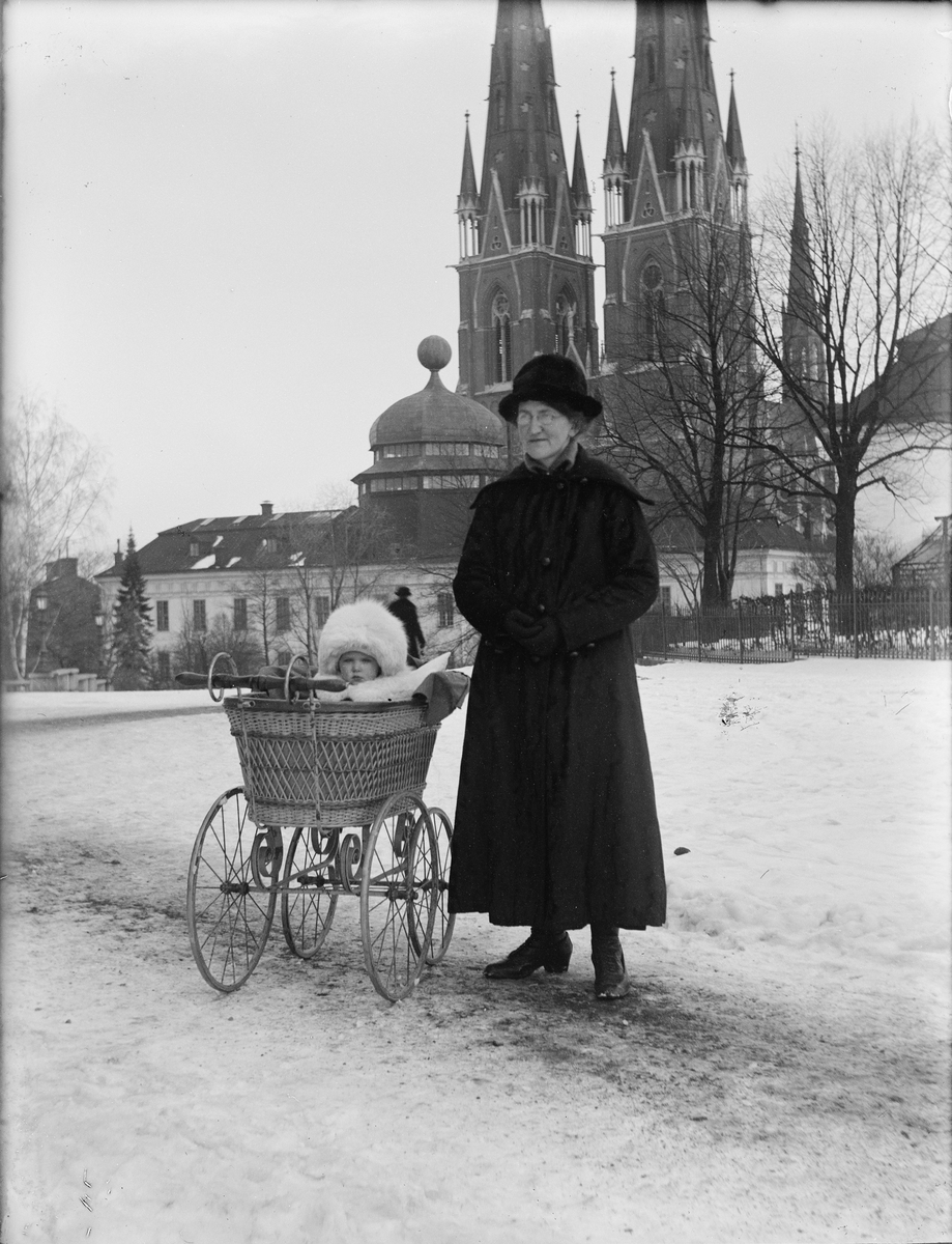 Josef Ärnström, Möjligen Nora Ärnström med barn i barnvagn framför Gustavianum och Uppsala domkyrka, Uppsala