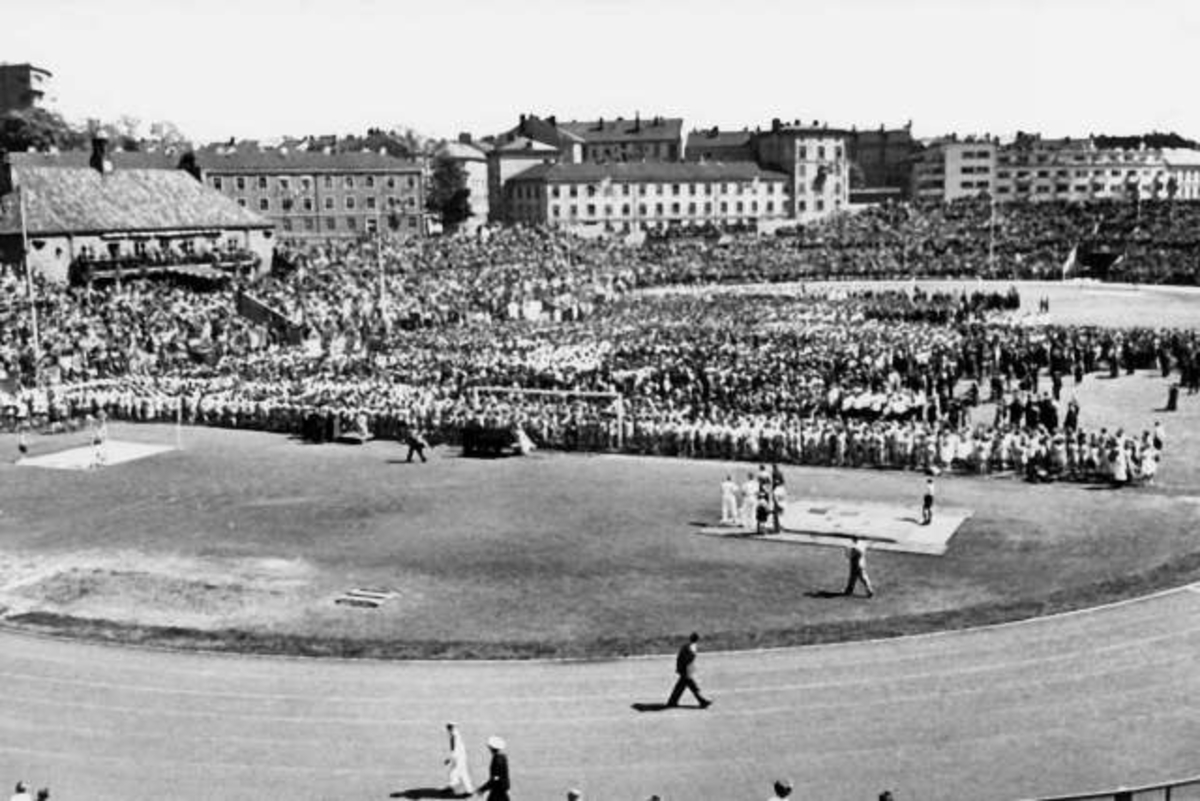 Anders Beer Wilse, Fra Oslo under fredsdagene i 1945. Idrettens Dag på Bislett Stadion 3.juni. Oversiktsbilde viser hele banen med deltakere og publikum