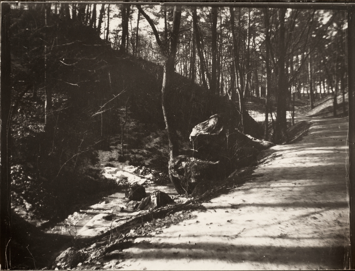 August Fredrik Schagerström, "Upsala. Geijerstallen med Geijersstenen", Uppsalaåsen, Uppsala 1928