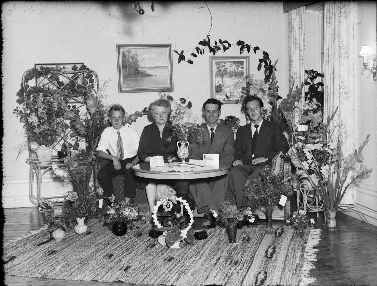 Skötsner-Edhlund, Familj i hemmiljö omgivna av blommor, Östhammar, Uppland