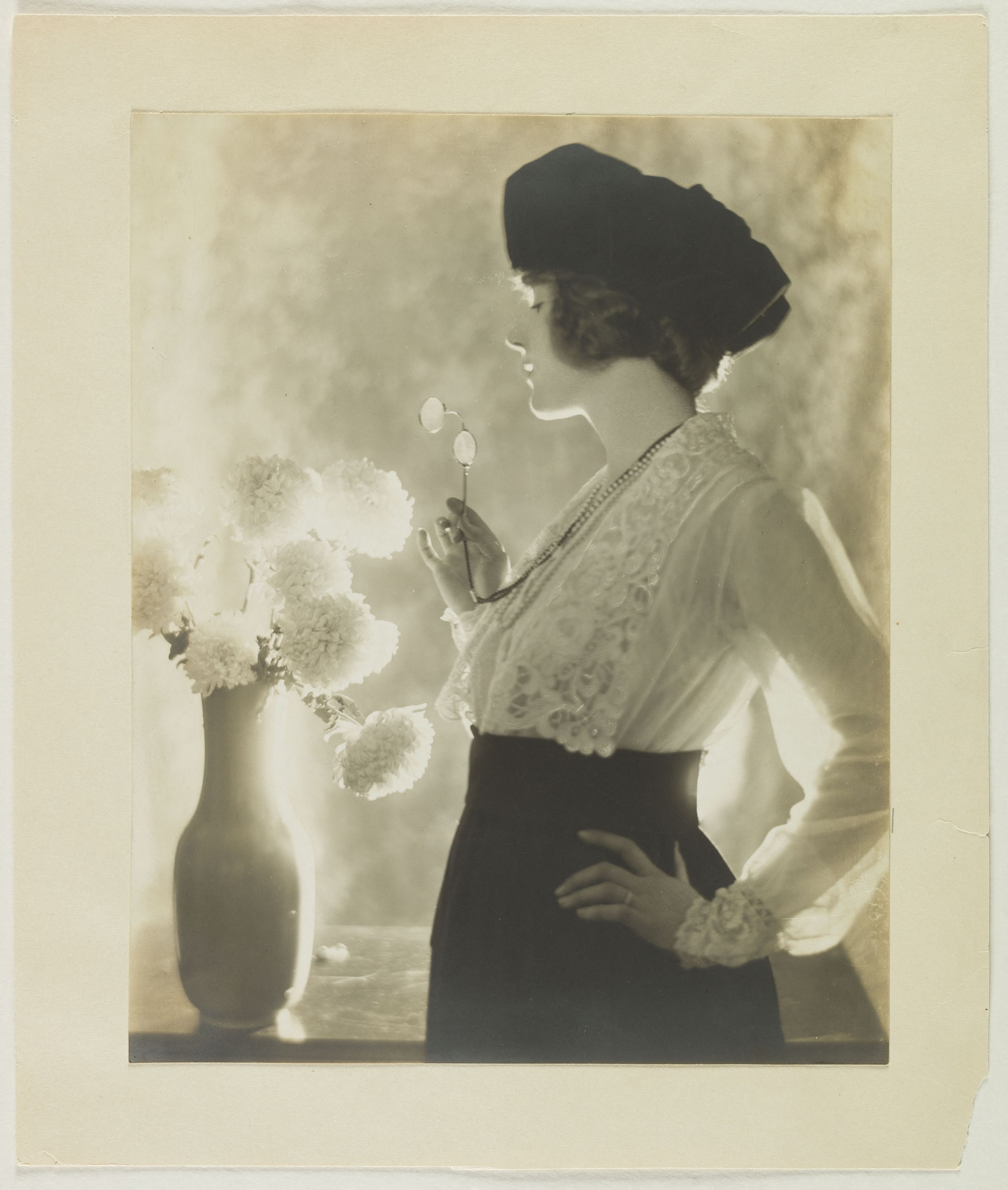 Adolph de Meyer, Leonore Hugues. Blouse en lin et dentelle de Max Littwitz. Vogue américain 1er janvier 1919