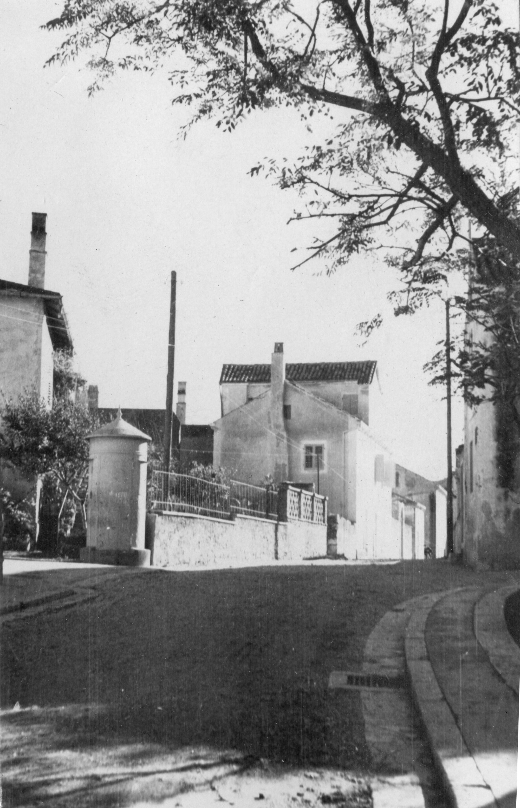 Branko Fučić, Mali Lošinj, ulica u mjestu, zvana Klanac, s kućom iz druge polovice 18. stoljeća