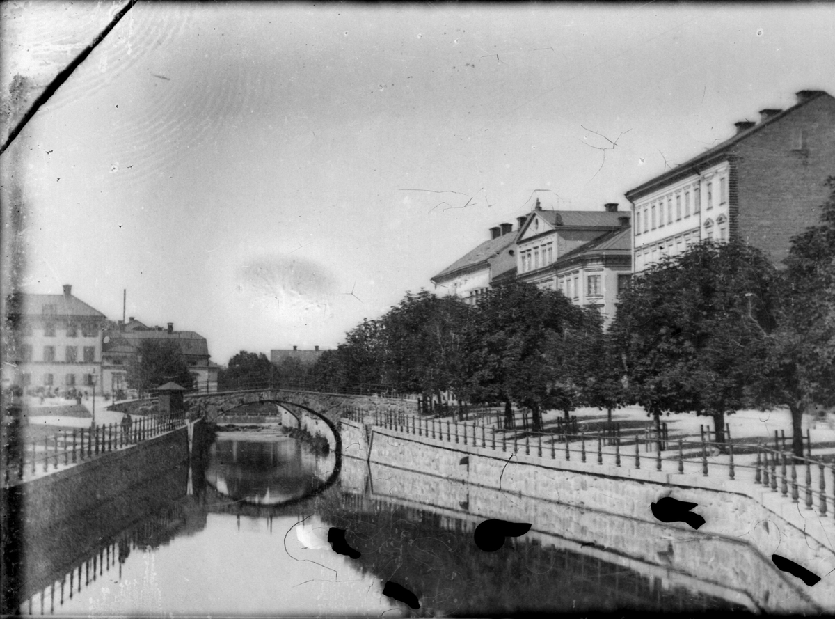 Henri Osti's Fotografiateliér, Reprofotografi - Fyrisån, Gamla Nybron och Östra Ågatan, Uppsala före 1914