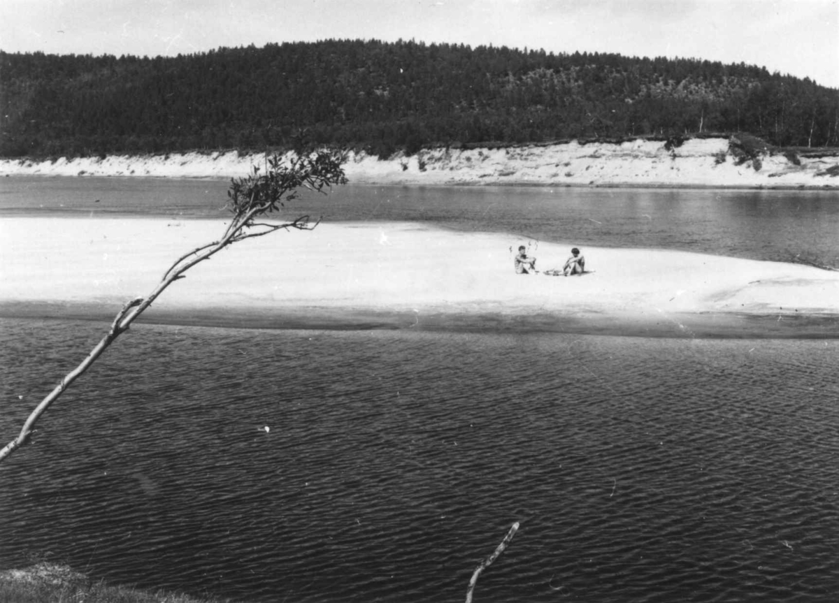 Virginia Raymond Davidson, Fra Karasjok kirkested, sandbanke i elven, 1959.