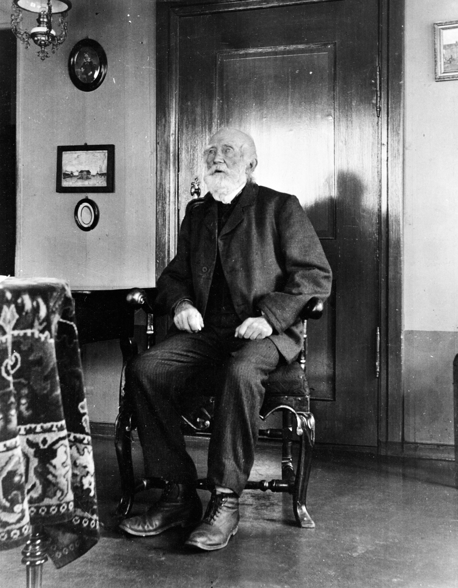 Anno Domkirkeodden, PORTRETT: KRISTEN GRIMERUD ( født 28/6-1822, død 18/3-1910. ) SITTENDE I STOL, INTERIØR: STUE, OTTESTAD.