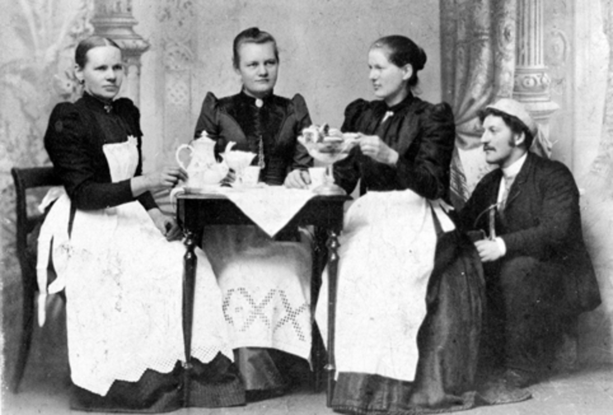 Anno Domkirkeodden, HAMAR NØKTERHEDSCAFE. GRUPPE 4. BETJENINGEN SAMLET RUNDT KAFFEBORD.