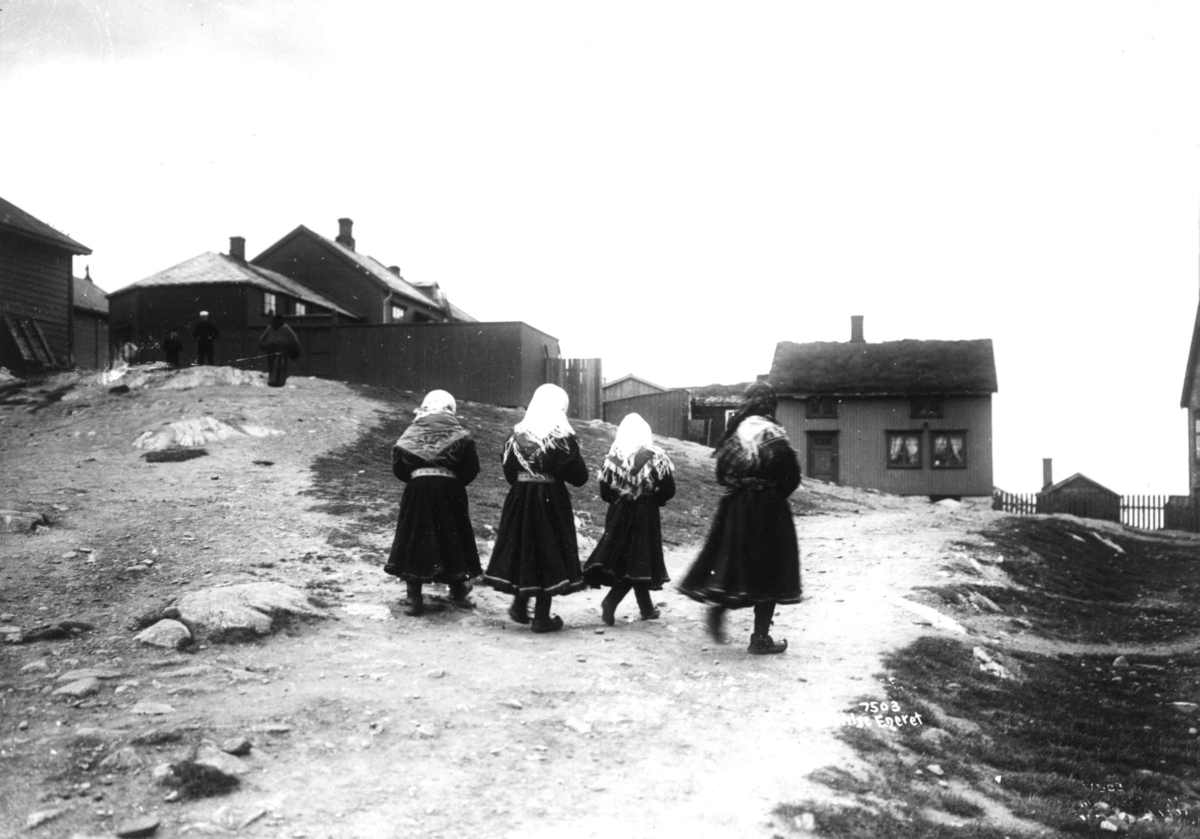 Anders Beer Wilse, Fire samejenter på vei til kirken, muligens i Varanger eller gamle Kirkenes 1907.