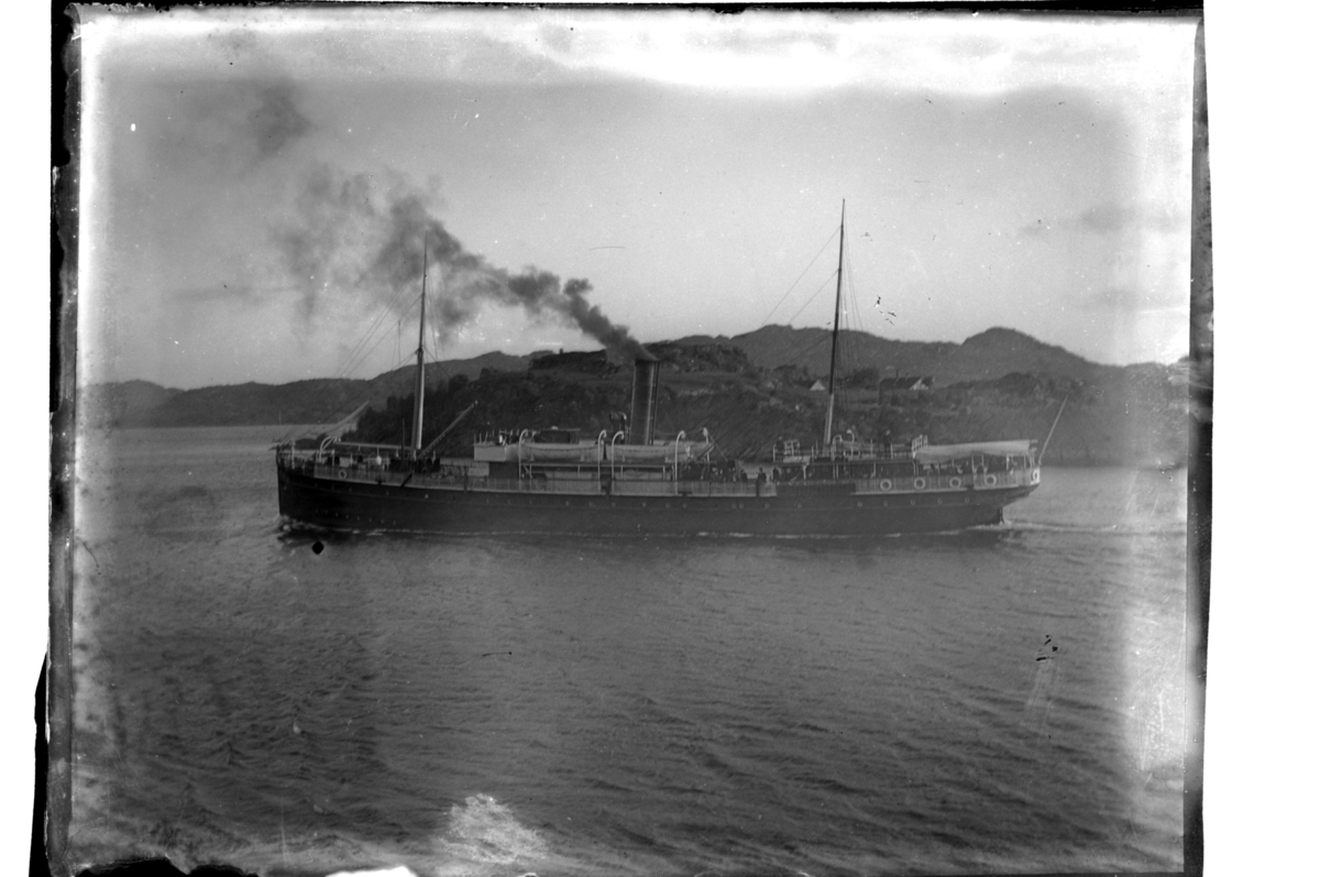Rolf Sr. Sundt, DS Kong Olav passerer Naudodden ved Farsund.