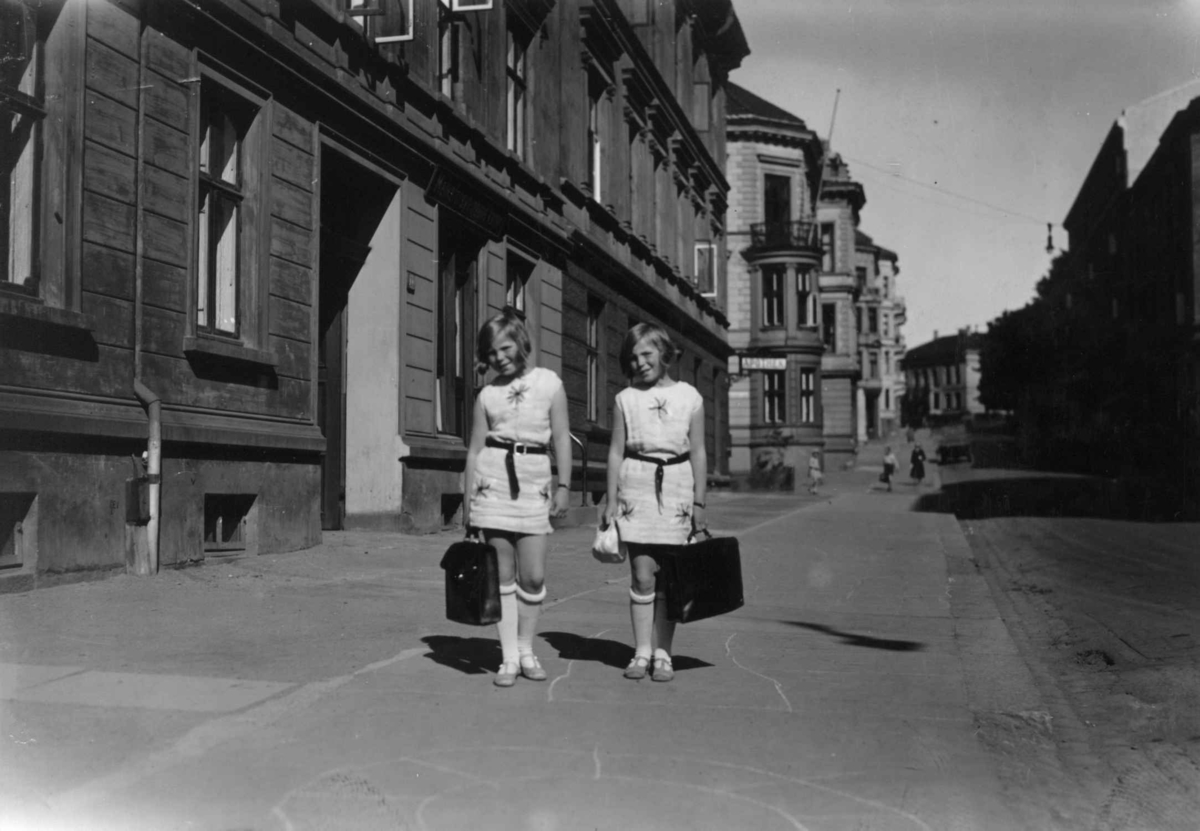 Hermann Christian Neupert, Småpikekjoler. Oslo.1932. Tvillinger i like kjoler og med like vesker. Bygate.