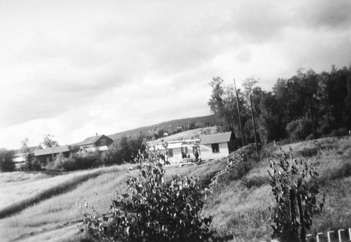 Ukjent, Vang H. Bygging av huset til Torkhild Juland. I bakgrunnen Haga og Enger unna Dystvoll