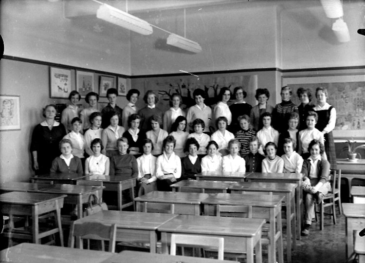 Sven Lindskog, Engelbrektbre, classroom interior, 37 girls with teacher Miss Dagny Borstedt. Class 8f, Hall 22.