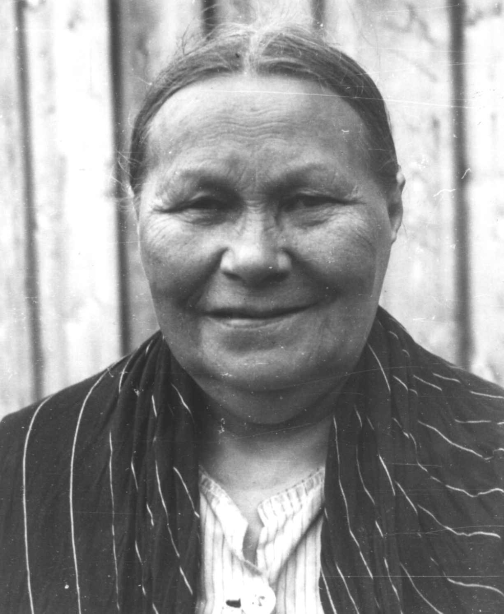 Anna Grostøl, Portrett av en kvinne, ukjent. Olderdalen eller Manndalen, Kåfjord, Troms 1947.