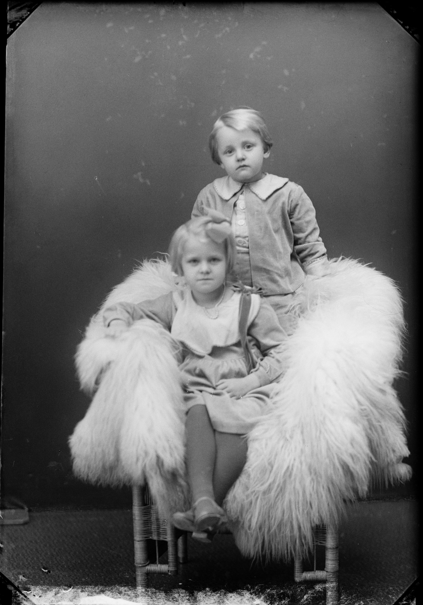 Skötsner-Edhlund, Portrait of Children - Two Children, Östhammar, Uppland