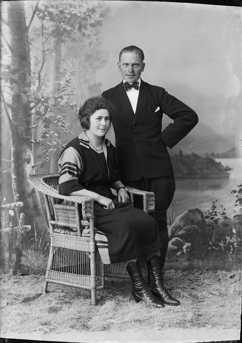 Skötsner-Edhlund, Ateljé portrait - man and Astrid Pettersson from Öregrund, Uppland 1923
