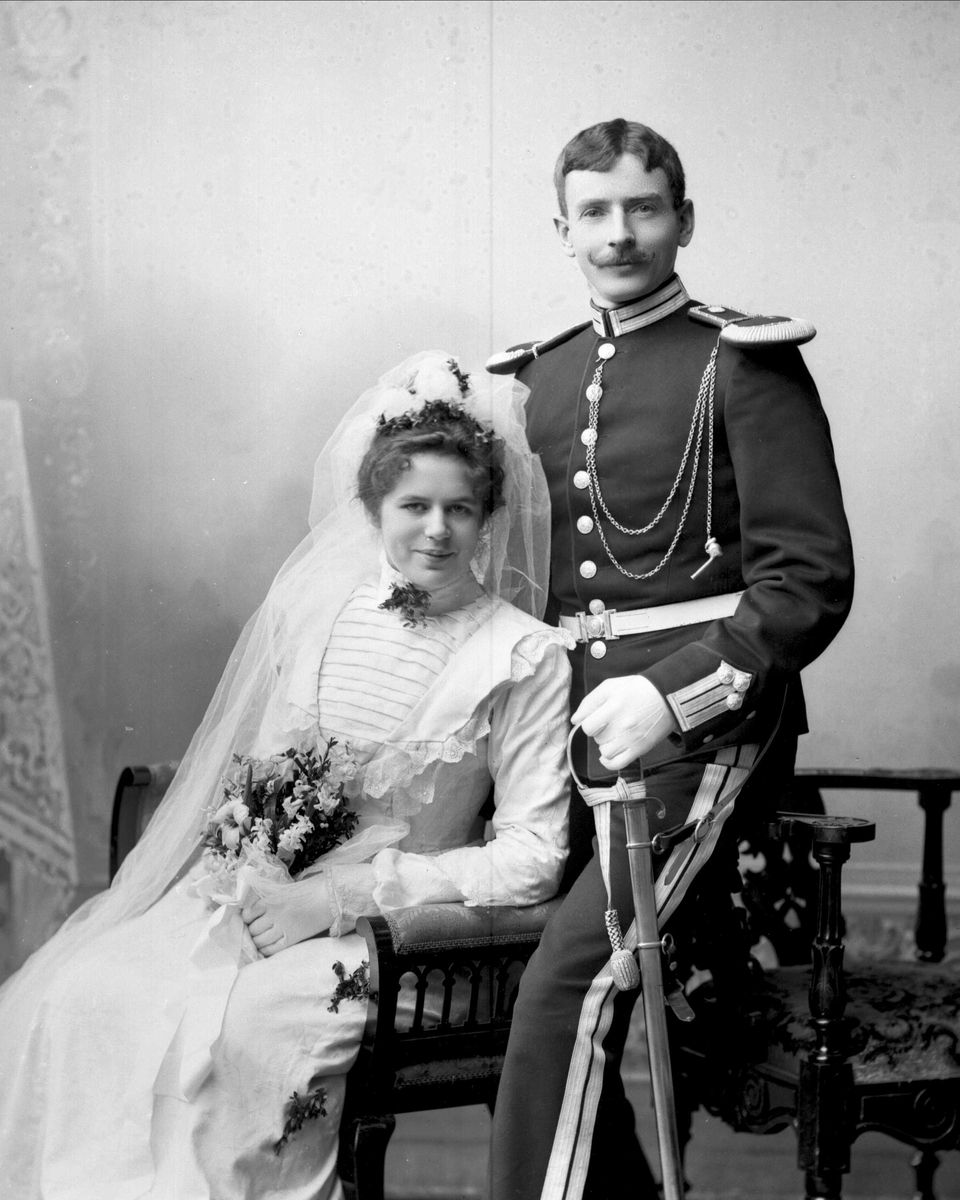 Gustav Borgen, Gruppe, bryllupsbilde, brud i hvit kjole, brudgom i uniform. Sersjant Rimstad.