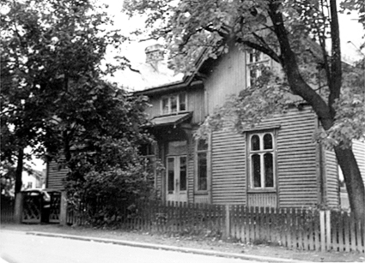 Anno Domkirkeodden, EKSTERIØR, SKAPPELSGATE14, REKTORBOLIGEN, FLAGSTADVILLAEN. Tegnet av byarkitekt Holm Munthe, ferdig i 1884. Revet i 1971.