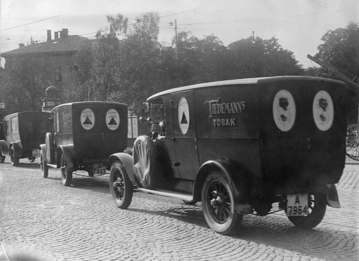 Narve Skarpmoen, Biler fra J. L. Tiedemanns Tobaksfabrik i et reklameopptog høsten 1926.