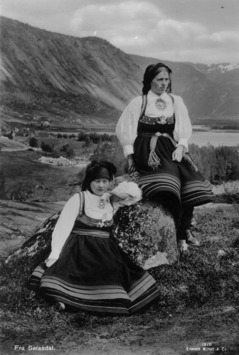 Anders Beer Wilse, Kvinnedrakt, Kvinnedrakter